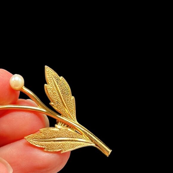 Vintage Clip on Earrings Gold Tone Imitation Faux Pearl Flowers Floral Leaves - Picture 5 of 6